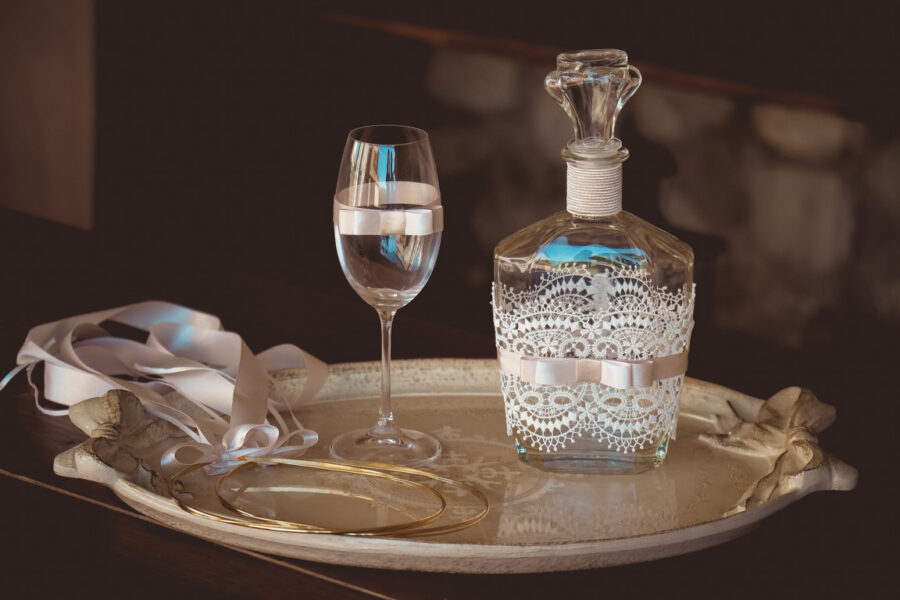 Kαράφα-ποτήρι με διακόσμηση | σετ γαμου δίσκος-καράφα-ποτήρι από Velissaria.gr