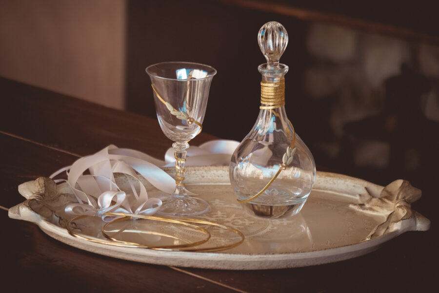 Kαράφα-ποτήρι με διακόσμηση | σετ γαμου δίσκος-καράφα-ποτήρι από Velissaria.gr