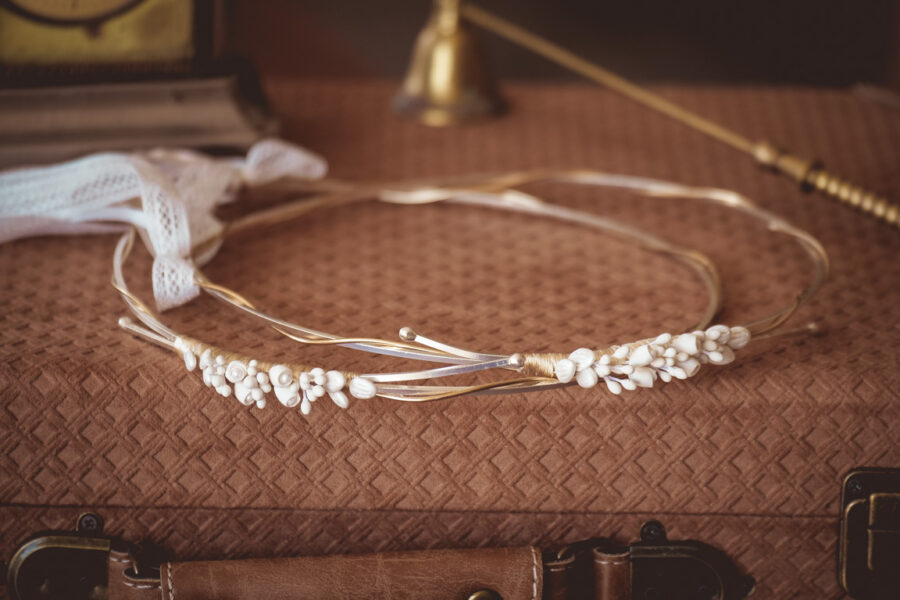 Επάργυρα στέφανα  με διακόσμηση από λουλούδια πορσελάνης | στέφανα γάμου επάργυρα από Velissaria.gr