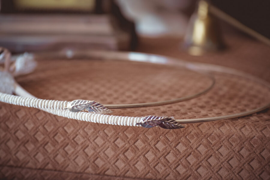 Επάργυρα  στέφανα με μεταξωτό σχοινί και διακόσμηση | στέφανα γάμου επάργυρα από Velissaria.gr