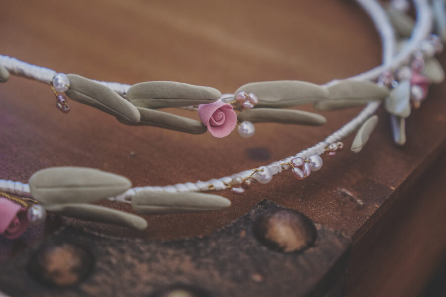 Στέφανα γάμου με λουλούδια και φύλλα πορσελάνης | στέφανα γάμου πορσελάνινα - πορσελάνη από Velissaria.gr