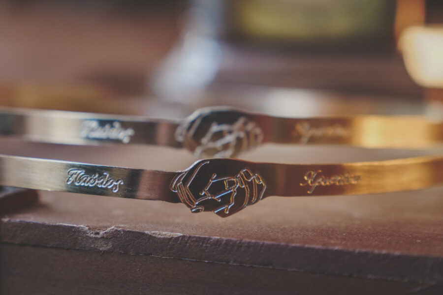 Επίχρυσα στέφανα “σε κρατώ!” | στέφανα γάμου επίχρυσα από Velissaria.gr