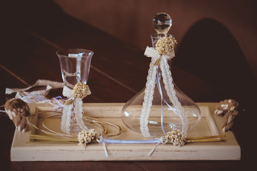 Δίσκος-καράφα-ποτήρι με διακόσμηση | σετ γαμου δίσκος-καράφα-ποτήρι από Velissaria.gr