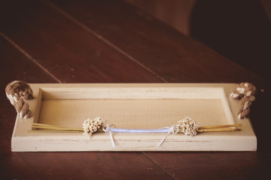 Δίσκος-καράφα-ποτήρι με διακόσμηση | σετ γαμου δίσκος-καράφα-ποτήρι από Velissaria.gr