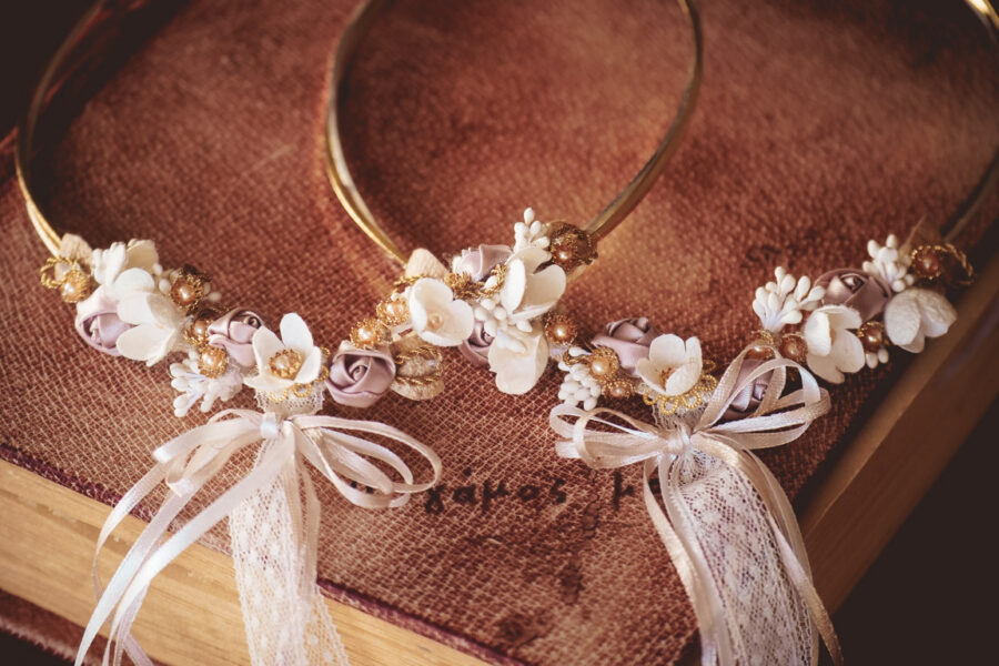 Στέφανα γάμου με επίχρυση-επάργυρη βέργα και διακόσμηση από μεταξωτά, πορσελάνινα και επίχρυσα λουλούδια | στέφανα γάμου μεταξωτά από Velissaria.gr