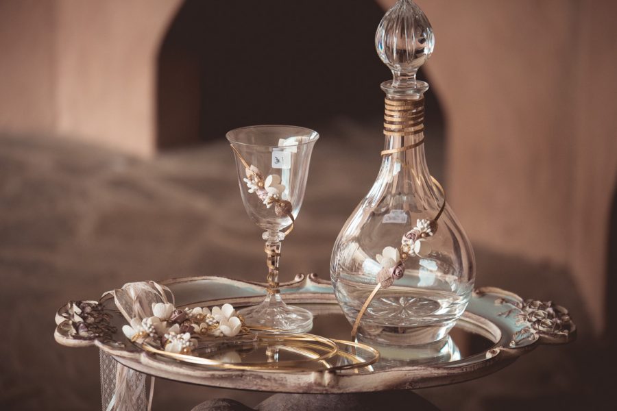 Δίσκος-καράφα-ποτήρι με διακόσμηση | σετ γαμου δίσκος-καράφα-ποτήρι από Velissaria.gr