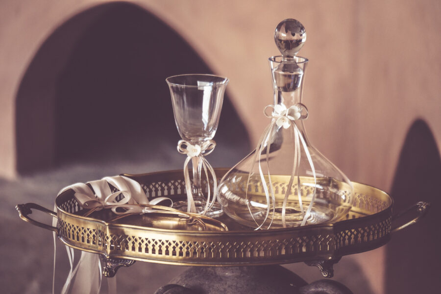 Δίσκος-καράφα-ποτήρι με διακόσμηση | σετ γαμου δίσκος-καράφα-ποτήρι από Velissaria.gr