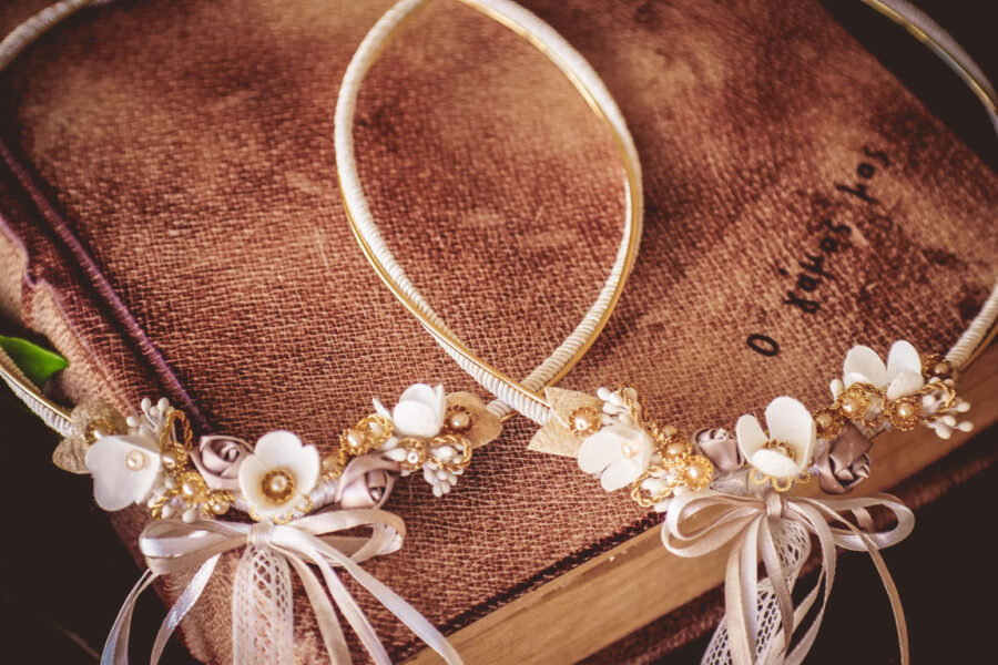 Στέφανα γάμου με επίχρυση βέργα,  μεταξωτό σχοινί και διακόσμηση στο πίσω μέρος | στέφανα γάμου μεταξωτά από Velissaria.gr