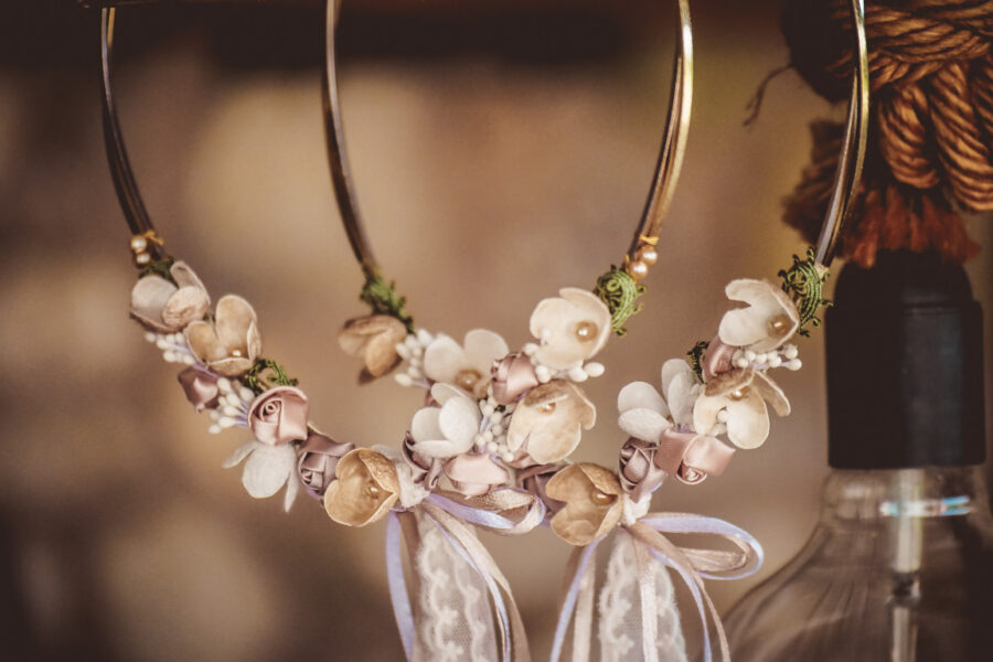 Στέφανα γάμου με επίχρυση-επάργυρη βέργα και μεταξωτά λουλούδια | στέφανα γάμου μεταξωτά από Velissaria.gr