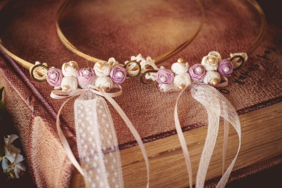 Στέφανα επίχρυσα με διακόσμηση στο πίσω μέρος | στέφανα γάμου επίχρυσα από Velissaria.gr