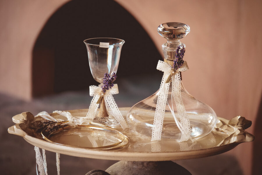 Kαράφα-ποτήρι με διακόσμηση | σετ γαμου δίσκος-καράφα-ποτήρι από Velissaria.gr