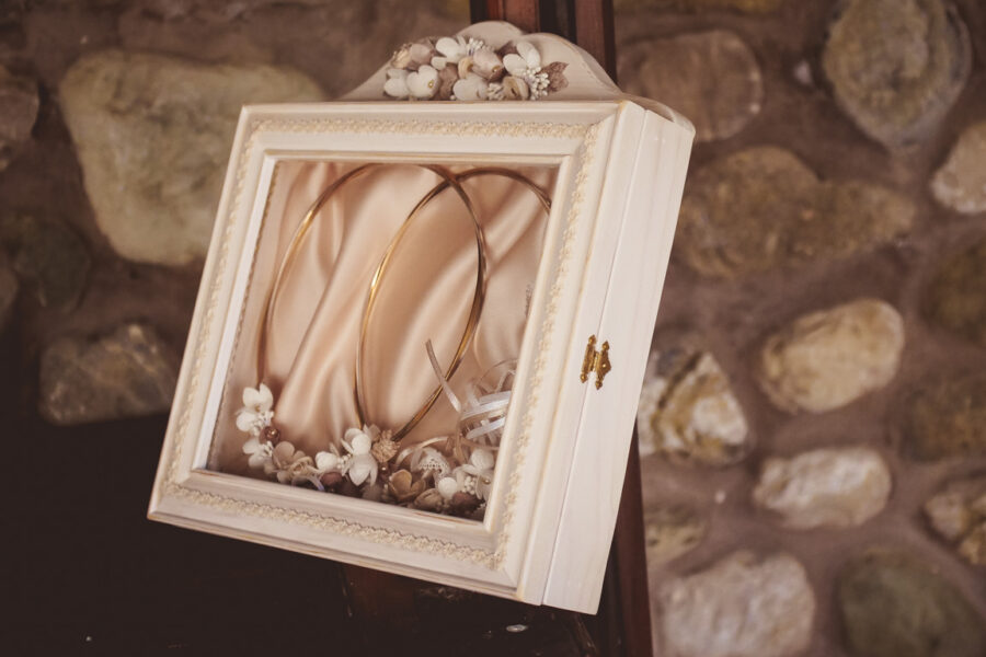 Ξύλινη στεφανοθήκη με διακόσμηση | στεφανοθήκες από Velissaria.gr