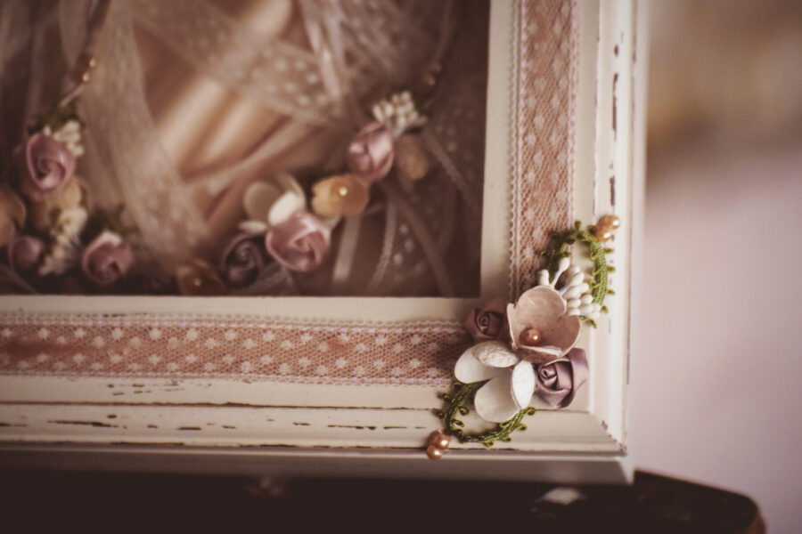 Ξύλινη στεφανοθήκη με διακόσμηση δαντέλας και λουλουδιών | στεφανοθήκες από Velissaria.gr