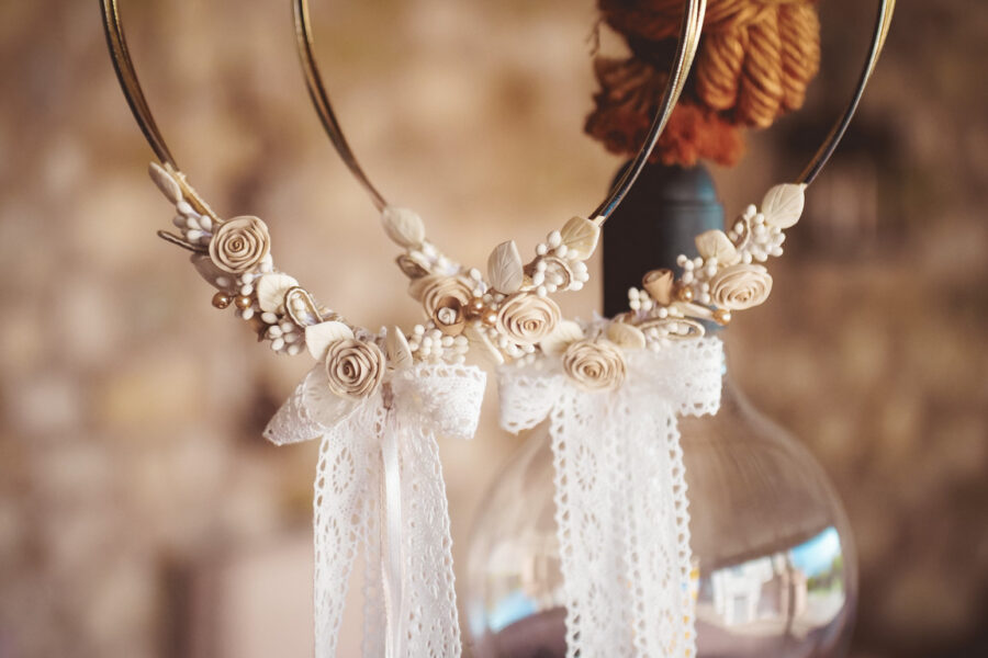 Στέφανα με πορσελάνη σε επάργυρη-επίχρυση βέργα | στέφανα γάμου πορσελάνινα - πορσελάνη από Velissaria.gr