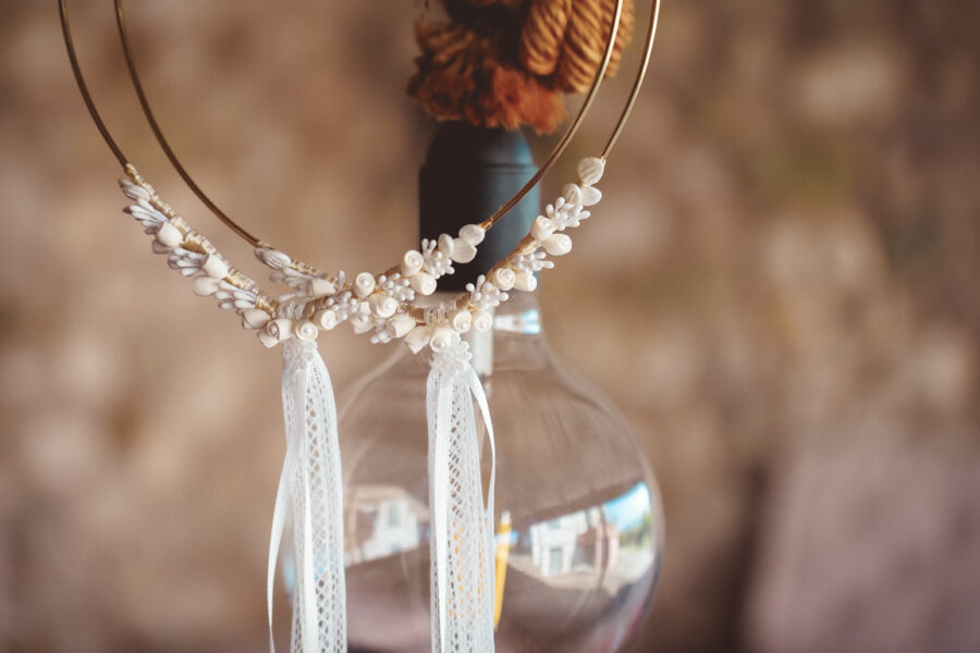 Στέφανα γάμου με πορσελάνη σε επίχρυση βέργα | στέφανα γάμου πορσελάνινα - πορσελάνη από Velissaria.gr