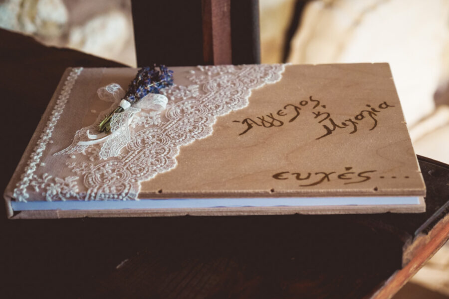 Ξύλινο βιβλίο ευχών με λεβάντα και ονόματα του ζευγαριού | βιβλία ευχών από Velissaria.gr