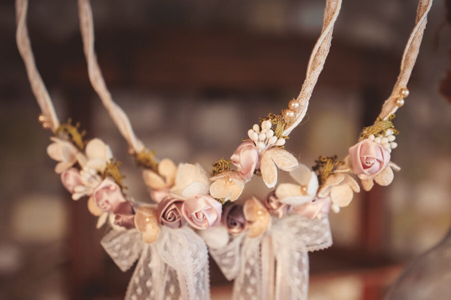 Στέφανα  με μεταξωτό σχοινί και μεταξωτά λουλούδια | στέφανα γάμου μεταξωτά από Velissaria.gr