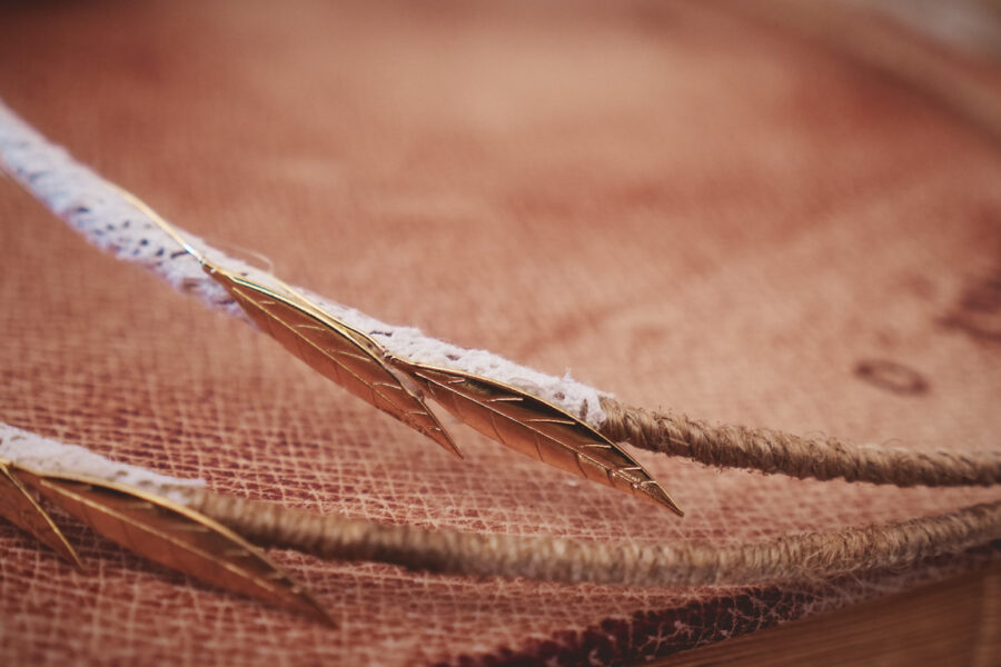 Στέφανα με λινάτσα,δαντέλα και επίχρυσα φυλλαράκια | στέφανα γάμου σχοινί - δαντέλα από Velissaria.gr