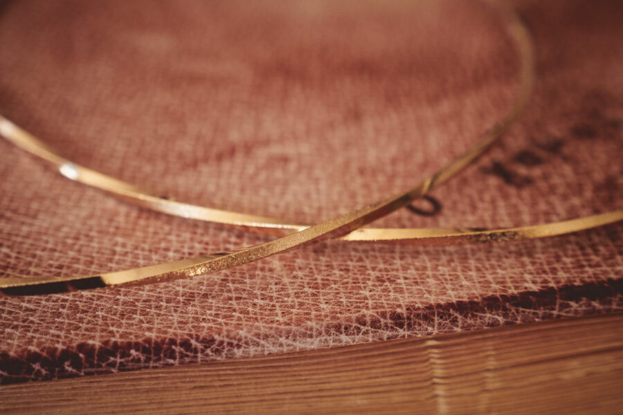 Επίχρυσα στέφανα με σχέδιο στο πίσω μέρος | στέφανα γάμου επίχρυσα από Velissaria.gr