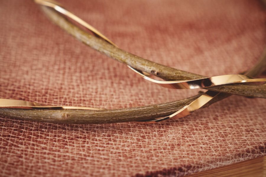 Ξύλινα στέφανα γάμου με φυσικό κλαδί ελιάς και επίχρυση βέργα | στέφανα γάμου ξύλινα από Velissaria.gr