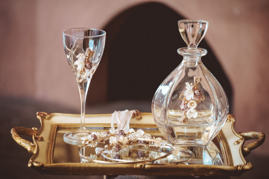 Δίσκος-καράφα-ποτήρι με διακόσμηση | σετ γαμου δίσκος-καράφα-ποτήρι από Velissaria.gr