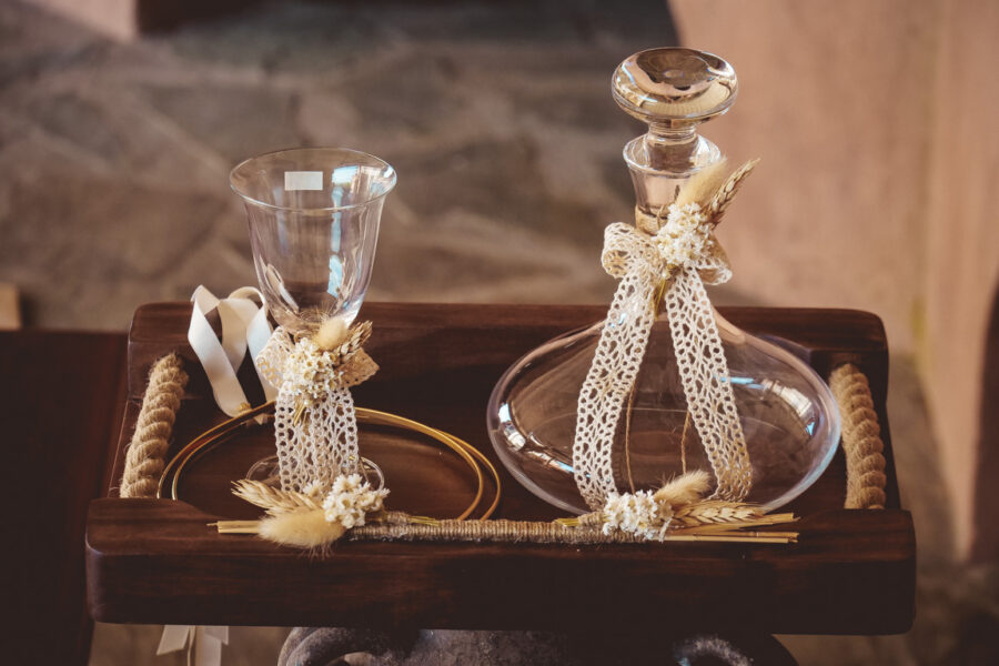 Δίσκος ξύλινος ,καράφα-ποτήρι κρύσταλλο με διακόσμηση | σετ γαμου δίσκος-καράφα-ποτήρι από Velissaria.gr