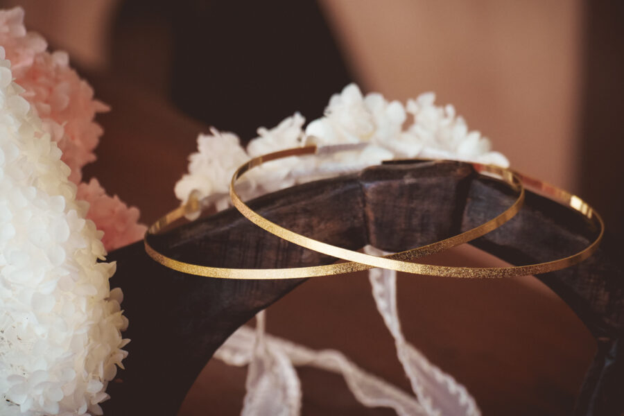 Στέφανα γάμου με επίχρυση  βέργα και μεταξωτά λουλούδια | στέφανα γάμου μεταξωτά από Velissaria.gr