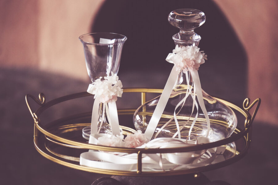 Δίσκος- καράφα-ποτήρι με διακόσμηση | σετ γαμου δίσκος-καράφα-ποτήρι από Velissaria.gr