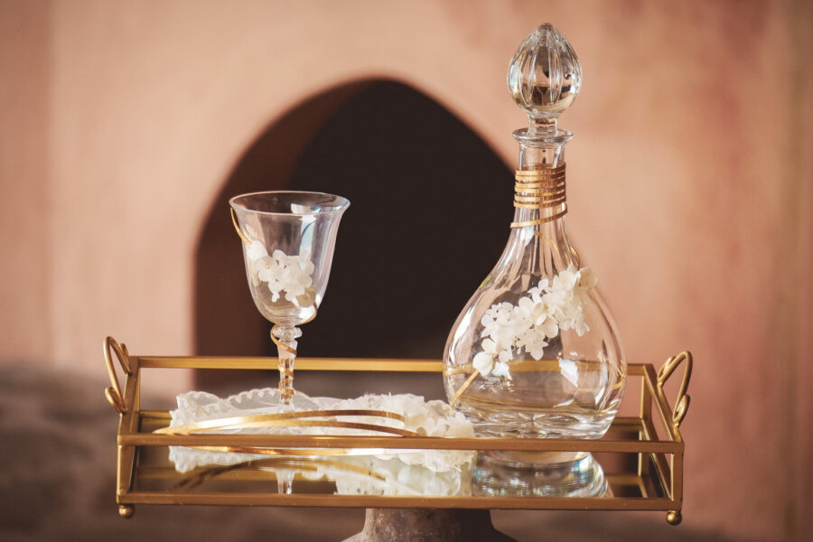 Δίσκος-καράφα-ποτήρι με διακόσμηση | σετ γαμου δίσκος-καράφα-ποτήρι από Velissaria.gr