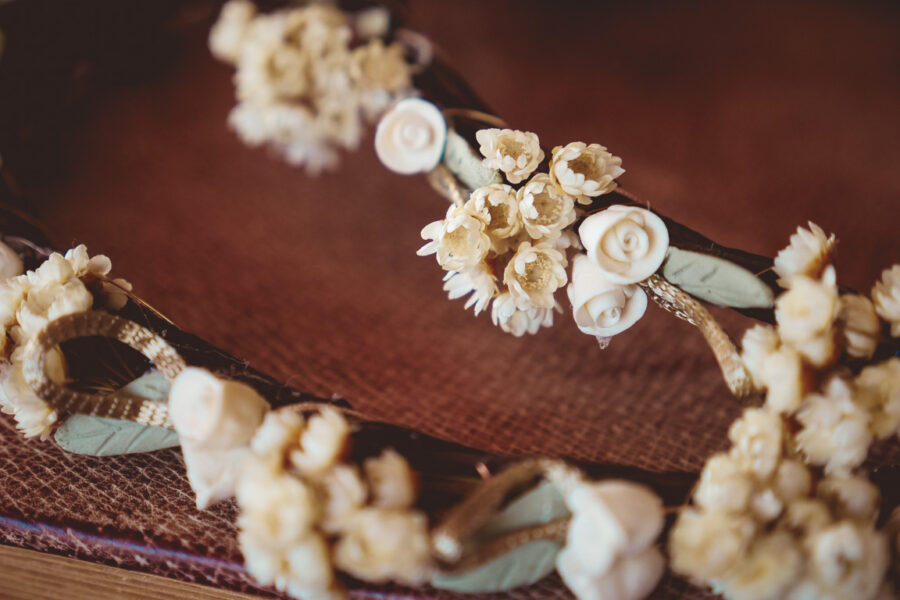 Ξύλινα στέφανα γάμου με πορσελάνινα και αποξηραμένα λουλουδάκια | στέφανα γάμου ξύλινα από Velissaria.gr