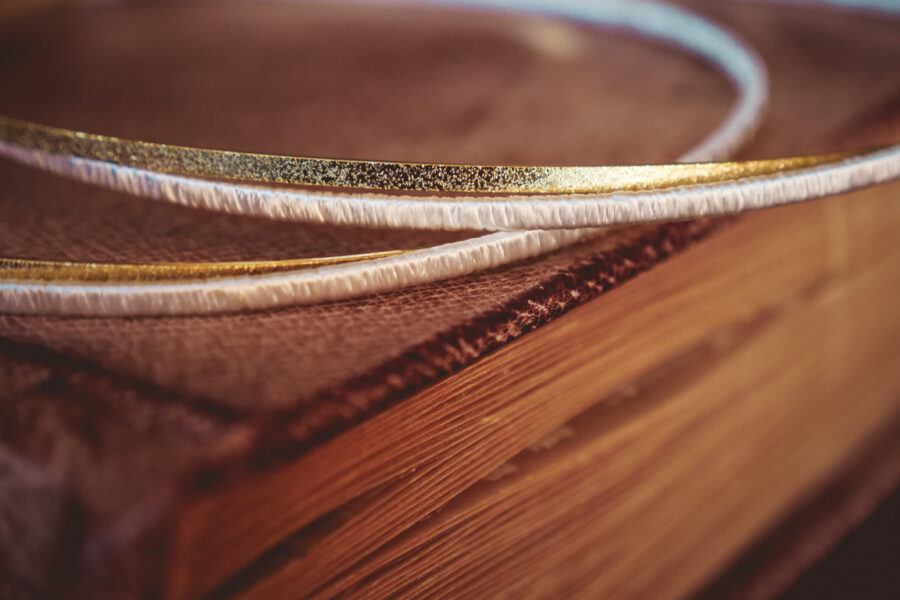 Επίχρυσα στέφανα πλεγμένα με μεταξωτό σχοινί | στέφανα γάμου επίχρυσα από Velissaria.gr