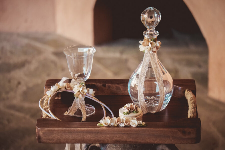 Δίσκος ξύλινος ,καράφα-ποτήρι κρύσταλλο με διακόσμηση | σετ γαμου δίσκος-καράφα-ποτήρι από Velissaria.gr