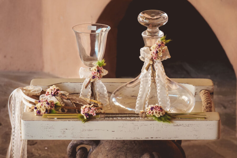 Δίσκος ξύλινος ,καράφα-ποτήρι κρύσταλλο με διακόσμηση | σετ γαμου δίσκος-καράφα-ποτήρι από Velissaria.gr