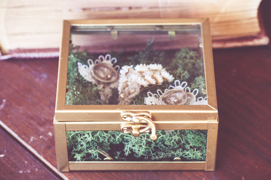 Μεταλλικό κουτάκι για τις βέρες με διακόσμηση | για τις βέρες από Velissaria.gr