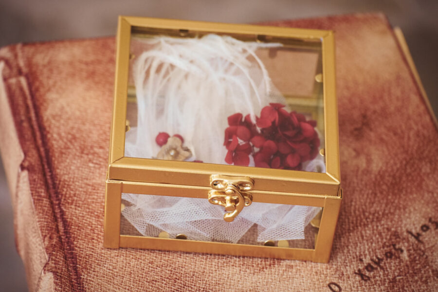 Μεταλλικό κουτάκι για τις βέρες με boho  διακόσμηση | για τις βέρες από Velissaria.gr