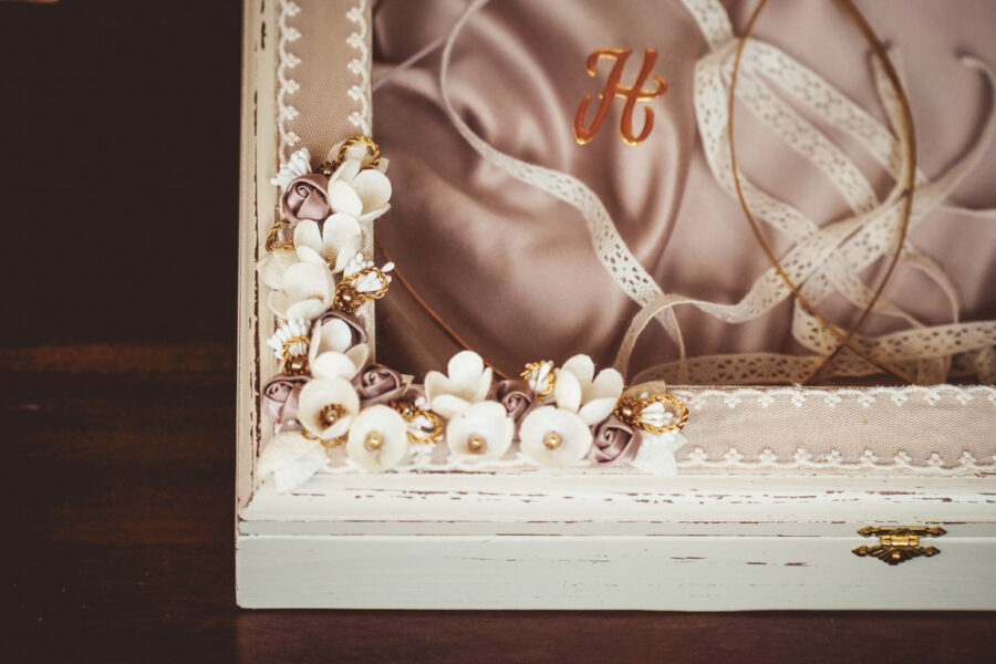 Ξύλινη στεφανοθήκη με διακόσμηση και μονογράμματα | στεφανοθήκες από Velissaria.gr