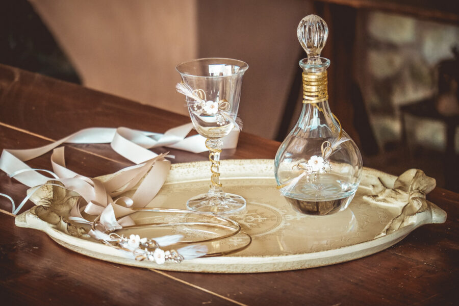 Καράφα-ποτήρι με διακόσμηση | σετ γαμου δίσκος-καράφα-ποτήρι από Velissaria.gr