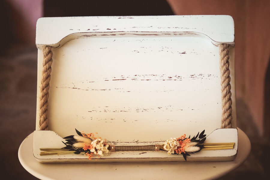 Δίσκος ξύλινος ,καράφα-ποτήρι κρύσταλλο με boho διακόσμηση | σετ γαμου δίσκος-καράφα-ποτήρι από Velissaria.gr