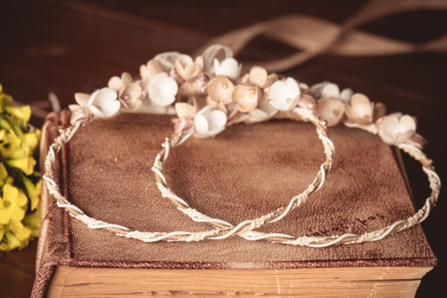 Στέφανα με λινάτσα,δαντέλα και μεταξωτά λουλούδια | στέφανα γάμου μεταξωτά από Velissaria.gr