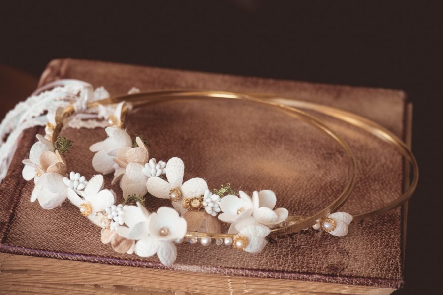 Στέφανα γάμου με διπλή  επίχρυση βέργα και μεταξωτά λουλούδια | στέφανα γάμου μεταξωτά από Velissaria.gr