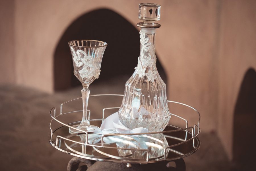 Δίσκος-καράφα-ποτήρι με διακόσμηση | σετ γαμου δίσκος-καράφα-ποτήρι από Velissaria.gr