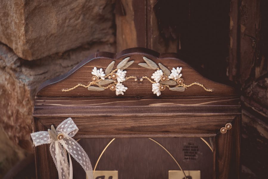 Ξύλινη στεφανοθήκη με διακόσμηση | στεφανοθήκες από Velissaria.gr