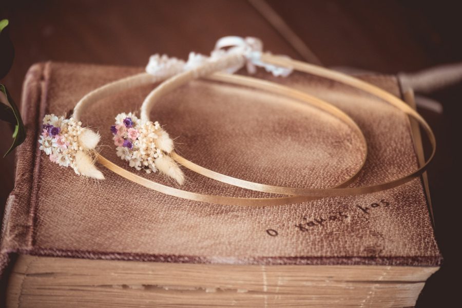 Επίχρυσα στέφανα με μεταξωτό σχοινί και μπουκέτο από λουλούδια | στέφανα γάμου επίχρυσα από Velissaria.gr