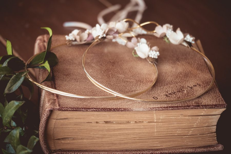 Στέφανα γάμου “άπειρο” με επίχρυση-επάργυρη βέργα και μεταξωτά λουλούδια | στέφανα γάμου επίχρυσα από Velissaria.gr