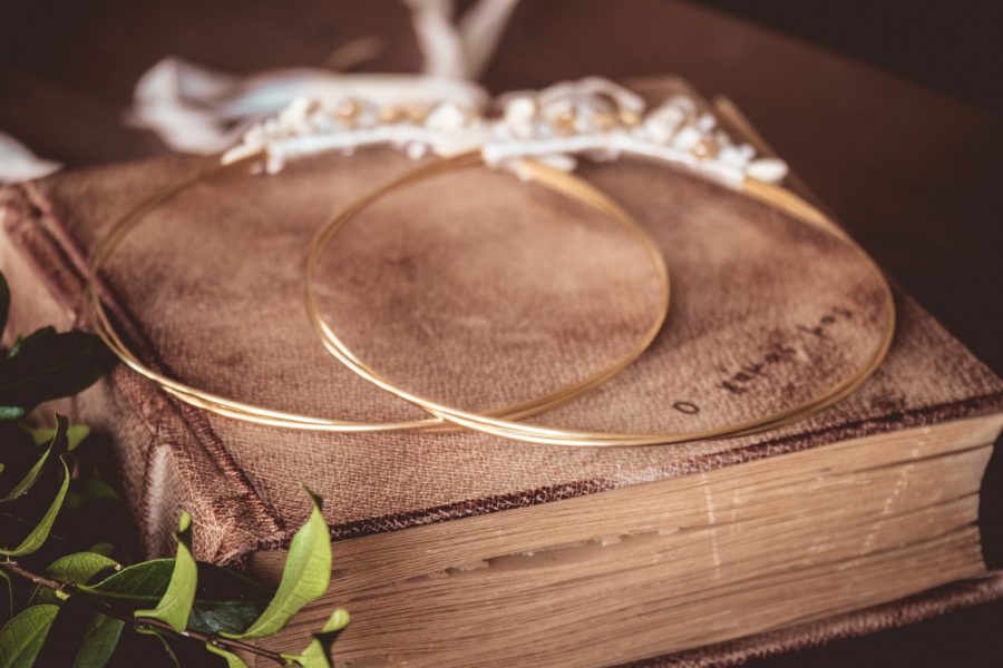 Στέφανα με διπλή επίχρυση βέργα και πορσελάνη | στέφανα γάμου πορσελάνινα - πορσελάνη από Velissaria.gr