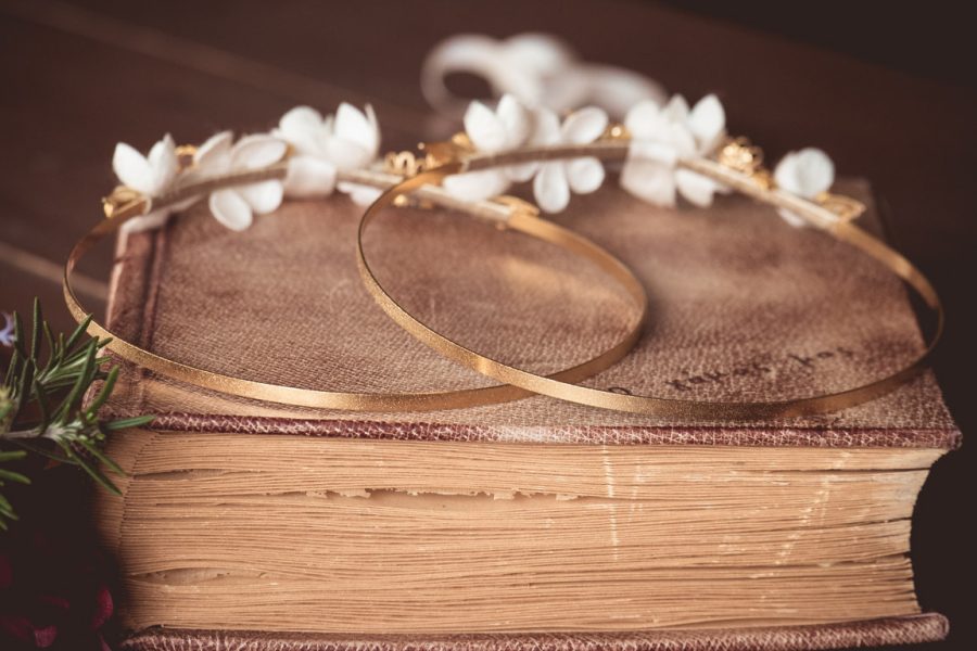 Στέφανα γάμου με  μεταξωτά λουλούδια και επίχρυσα στοιχεία | στέφανα γάμου μεταξωτά από Velissaria.gr