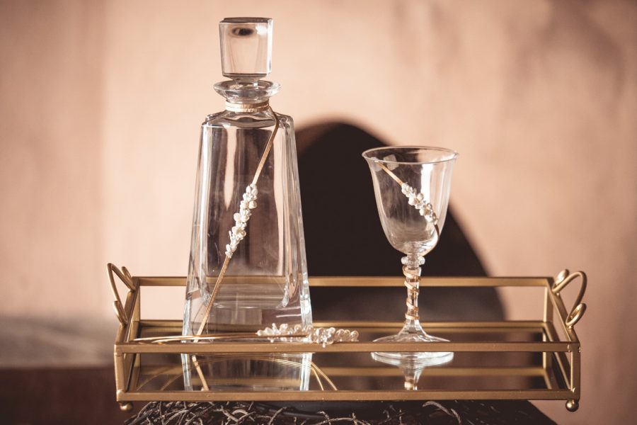 Δίσκος-καράφα-ποτήρι με διακόσμηση | σετ γαμου δίσκος-καράφα-ποτήρι από Velissaria.gr