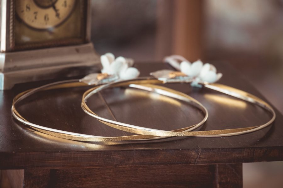 Στέφανα γάμου με επίχρυση-επάργυρη βέργα και μεταξωτά λουλούδια | στέφανα γάμου μεταξωτά από Velissaria.gr