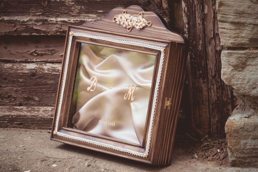 Ξύλινη στεφανοθήκη με διακόσμηση | στεφανοθήκες από Velissaria.gr