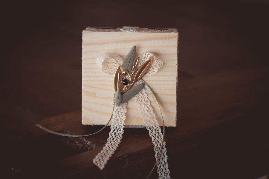 Ξύλινο κουτάκι για τις βέρες ελιά | για τις βέρες από Velissaria.gr